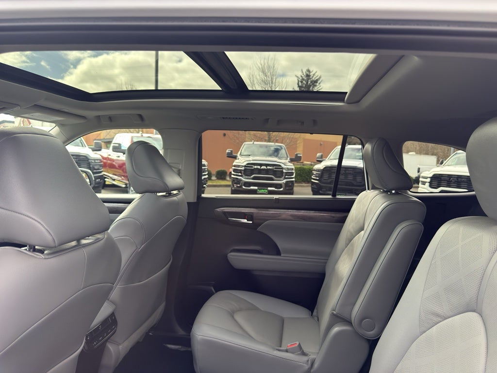 2023 Toyota Highlander Hybrid Hybrid Platinum