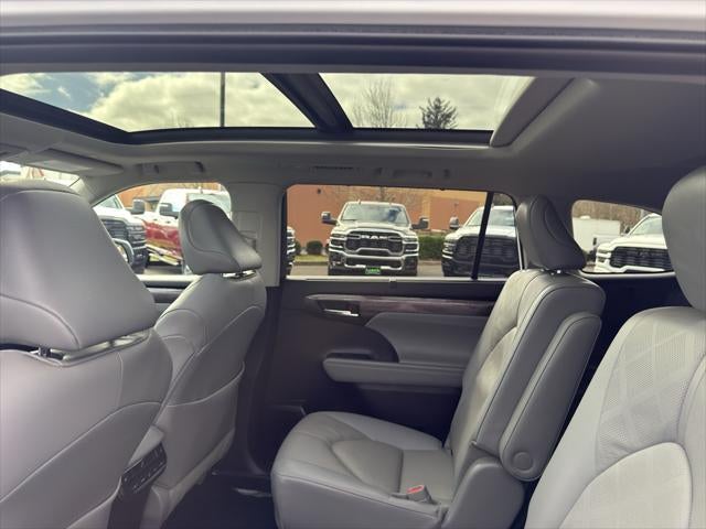 2023 Toyota Highlander Hybrid Hybrid Platinum